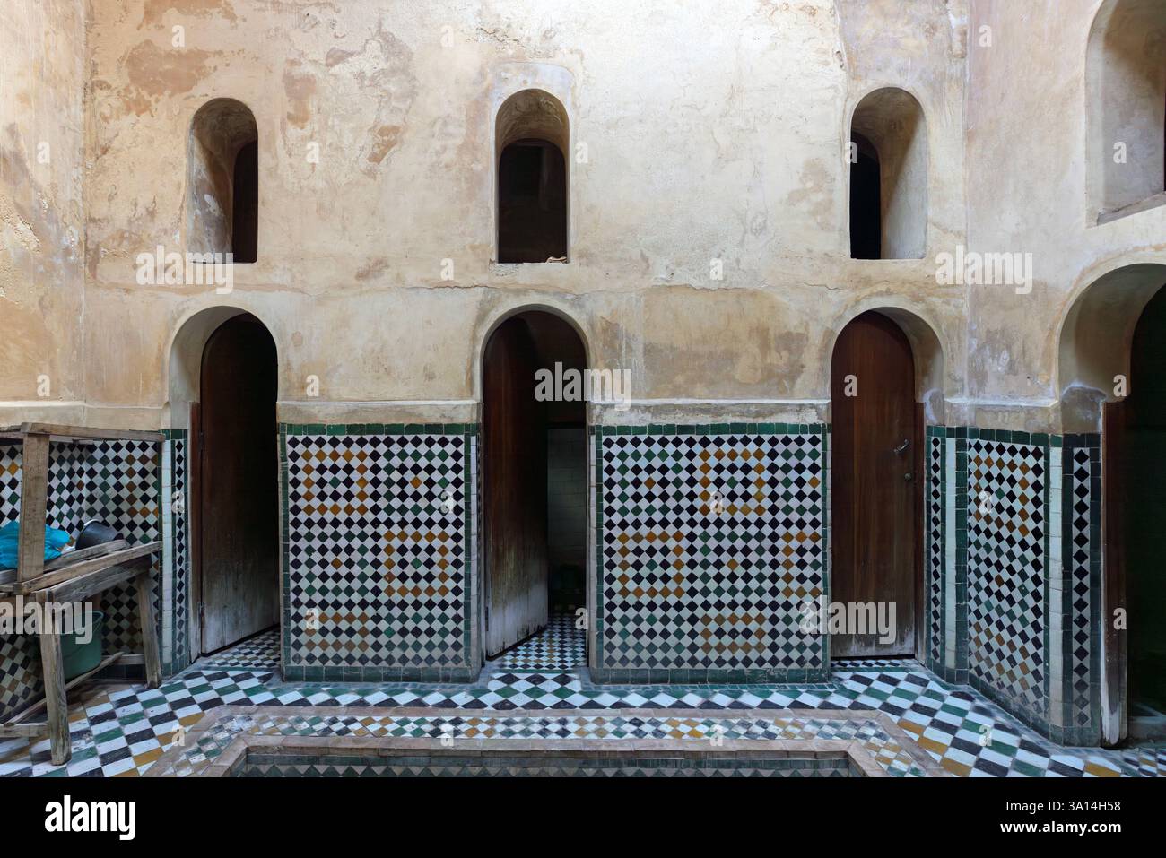 Die Bou Inania Madrasa in Fes, Marokko, ist die einzige Madrasa in Marokko, die auch als Gemeindemoschee diente. Stockfoto