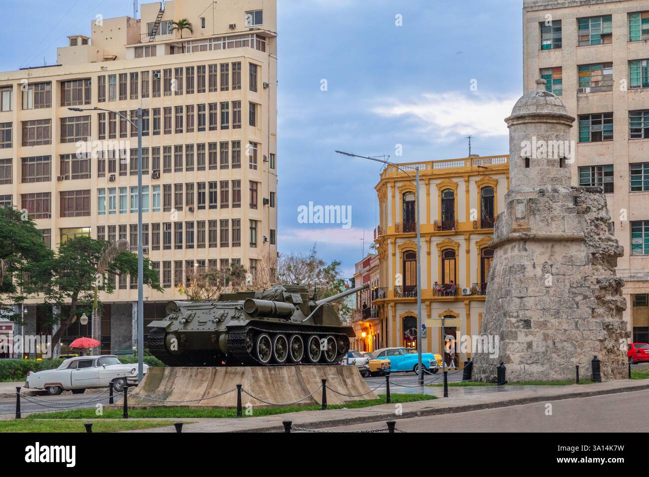 Zentrum von Havanna mit Ruine der alten Bastion und des sowjetischen Panzers, Havanna, Kuba Stockfoto
