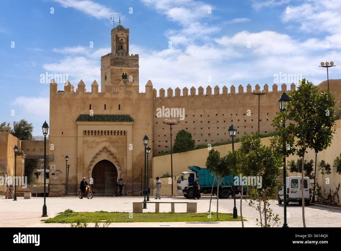 Bab Guissa ist das Haupttor im Nordwesten mit einem nahe gelegenen Friedhof von Fes el Bali, der alten ummauerten Stadt Fes, Marokko. Stockfoto
