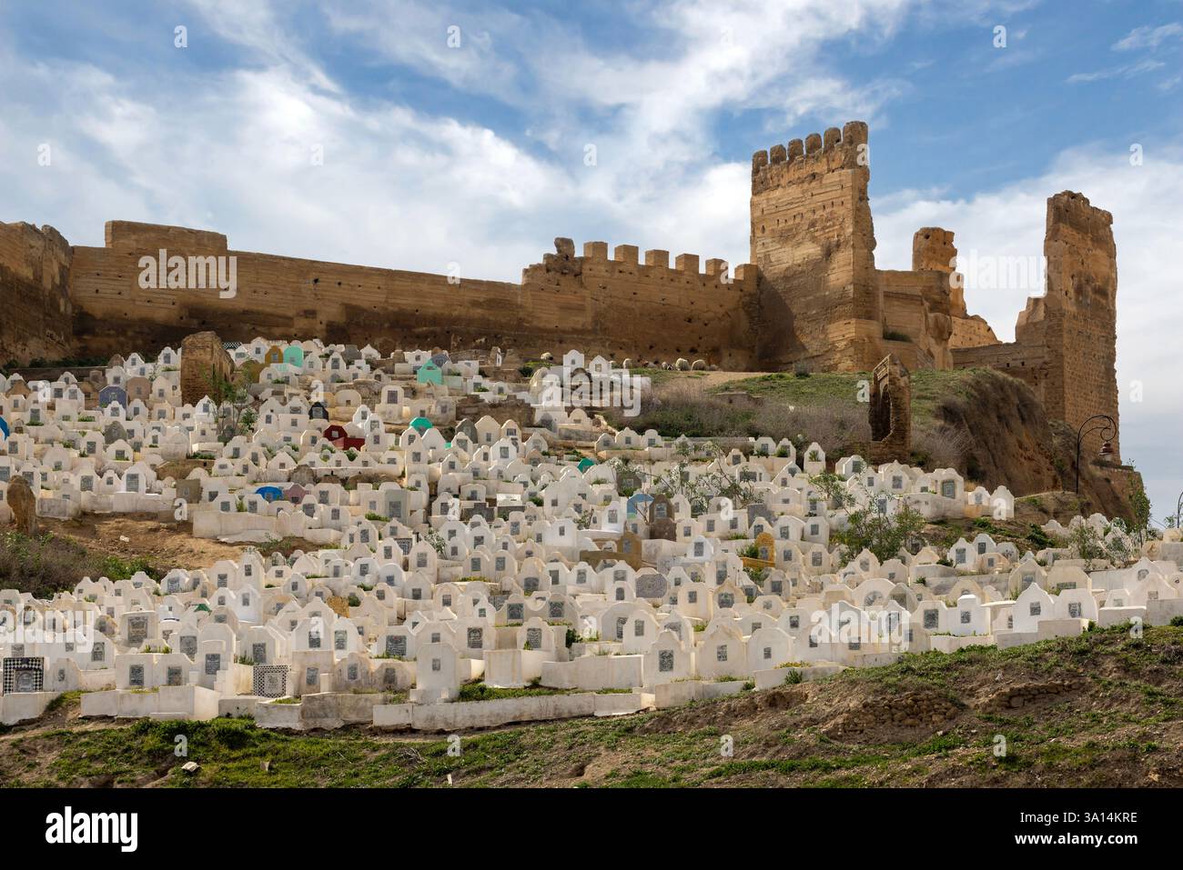 Bab Guissa ist das Haupttor im Nordwesten mit einem nahe gelegenen Friedhof von Fes el Bali, der alten ummauerten Stadt Fes, Marokko. Stockfoto