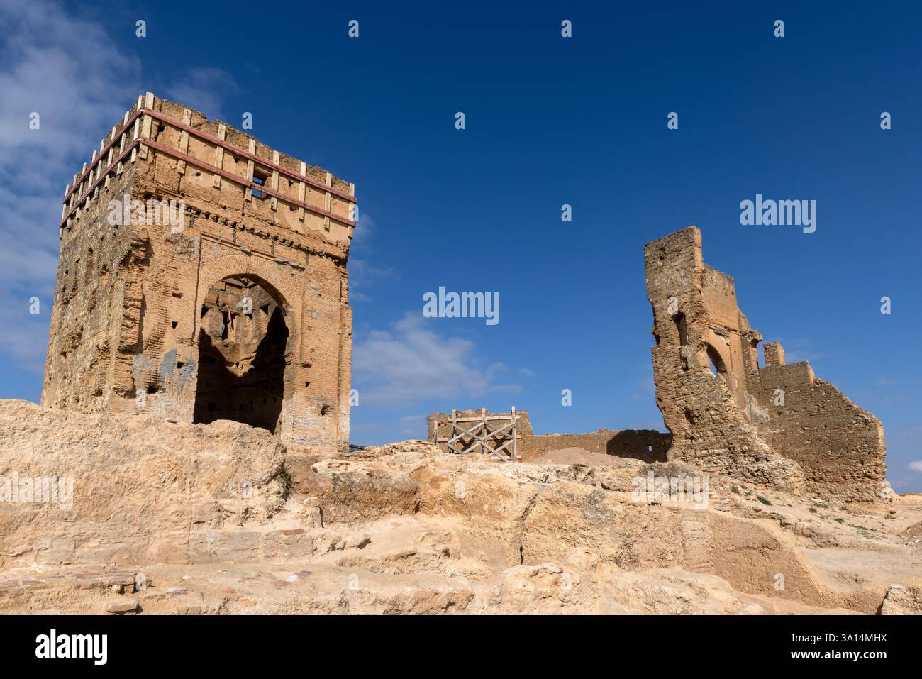 Die Ruinen der Marinidengräber liegen auf einem Hügel mit Blick auf Fes el-Bali, die Altstadt von Fes, Marokko. Stockfoto