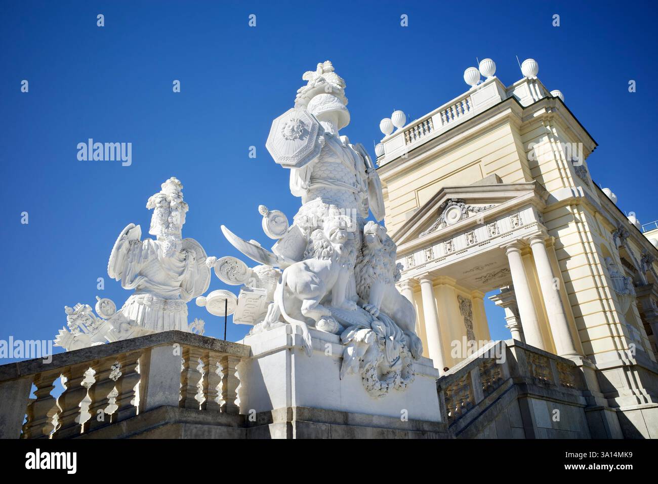 Wien, Österreich. September 2021. Statue im Garten der Gloriette Schönbrunn im Schloss Schönbrunn. Stockfoto