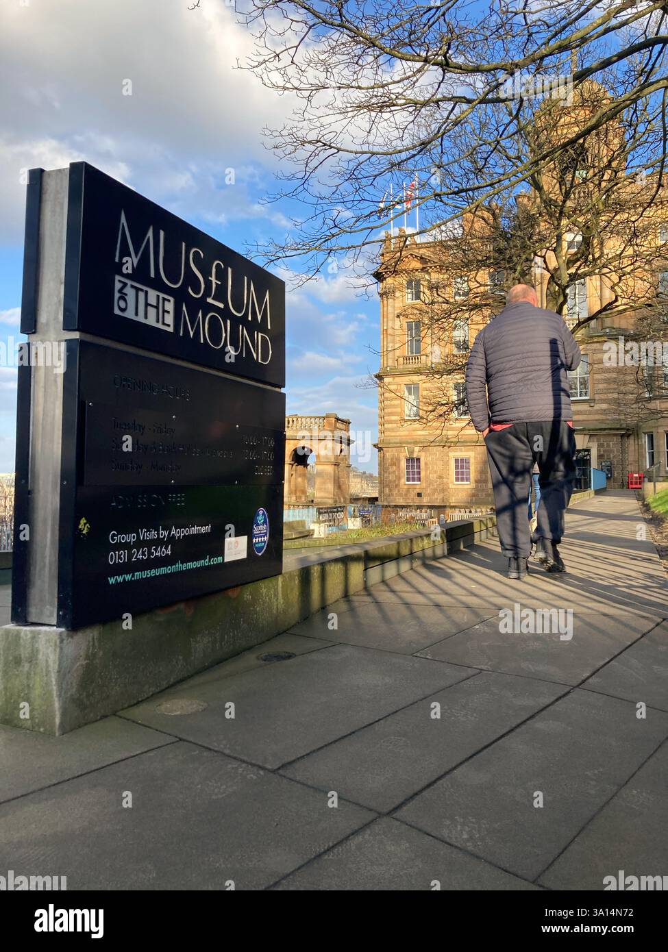 Das Museum on the Mound konzentriert sich auf Geld, Münzen und Wirtschaft. Sie befindet sich im Hauptsitz der Bank of Scotland auf dem Hügel in Edinburgh, Schottland - Smartphone-aufgenommenes Stockfoto