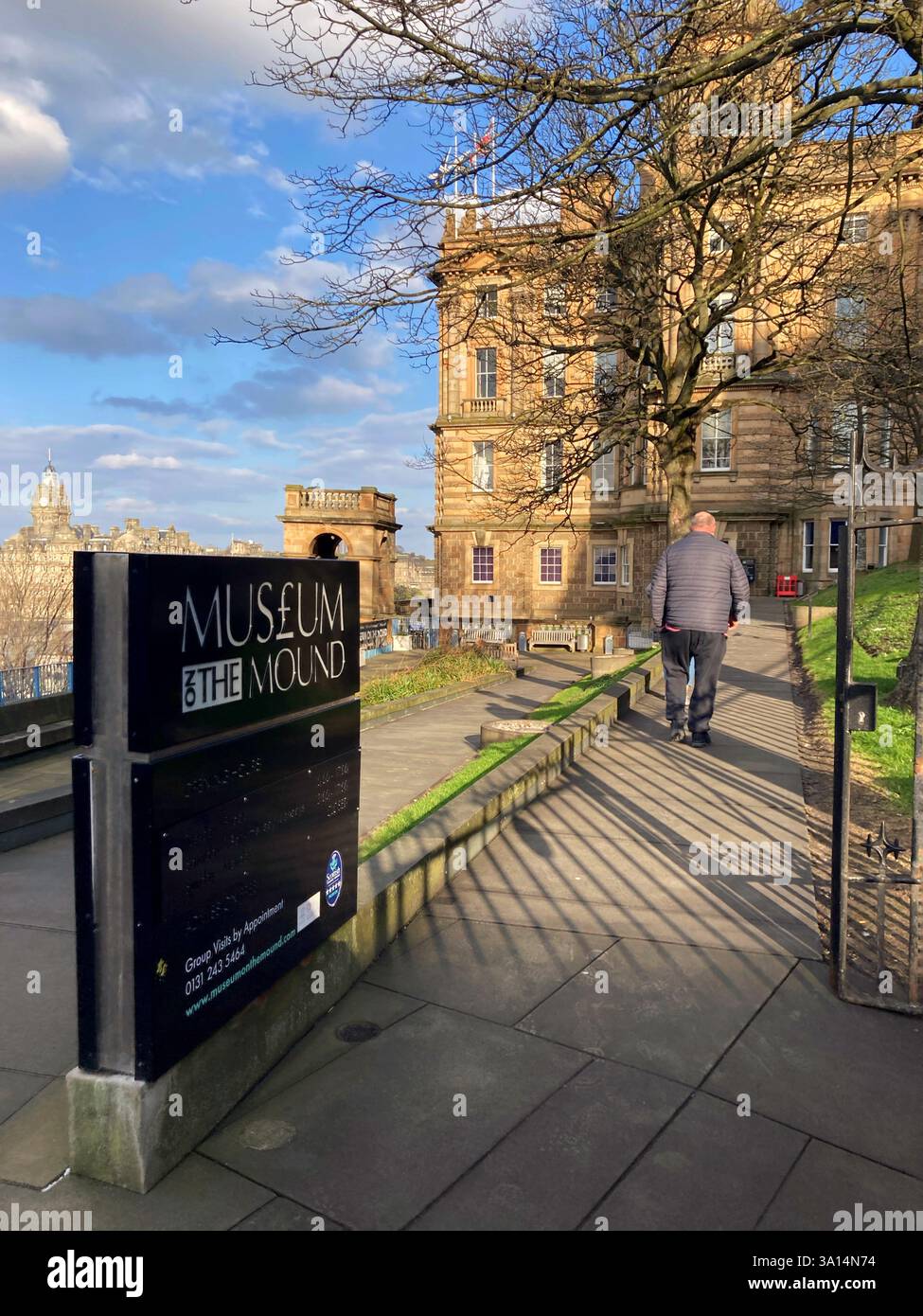 Das Museum on the Mound konzentriert sich auf Geld, Münzen und Wirtschaft. Sie befindet sich im Hauptsitz der Bank of Scotland auf dem Hügel in Edinburgh, Schottland - Smartphone-aufgenommenes Stockfoto