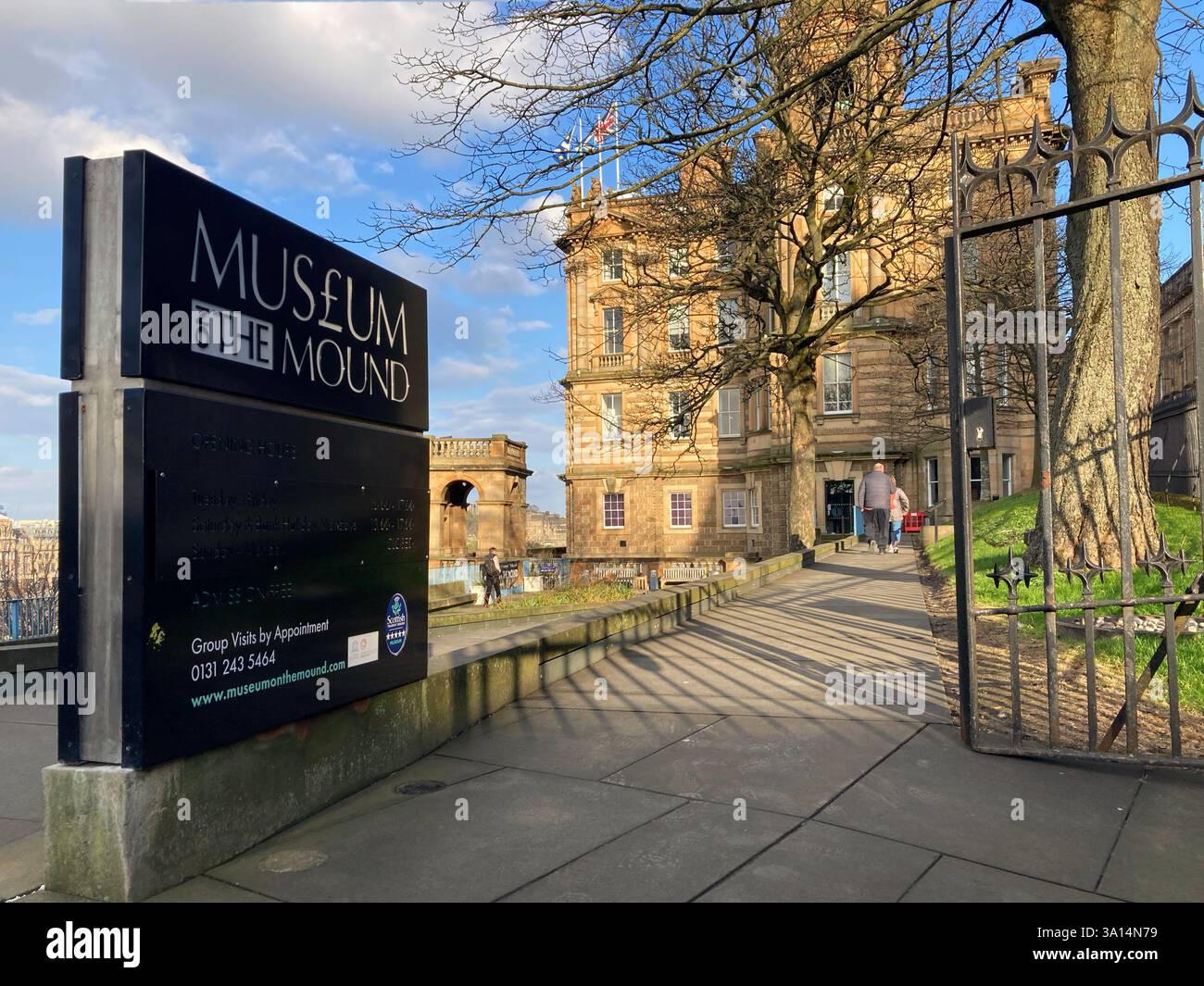 Das Museum on the Mound konzentriert sich auf Geld, Münzen und Wirtschaft. Sie befindet sich im Hauptsitz der Bank of Scotland auf dem Hügel in Edinburgh, Schottland - Smartphone-aufgenommenes Stockfoto