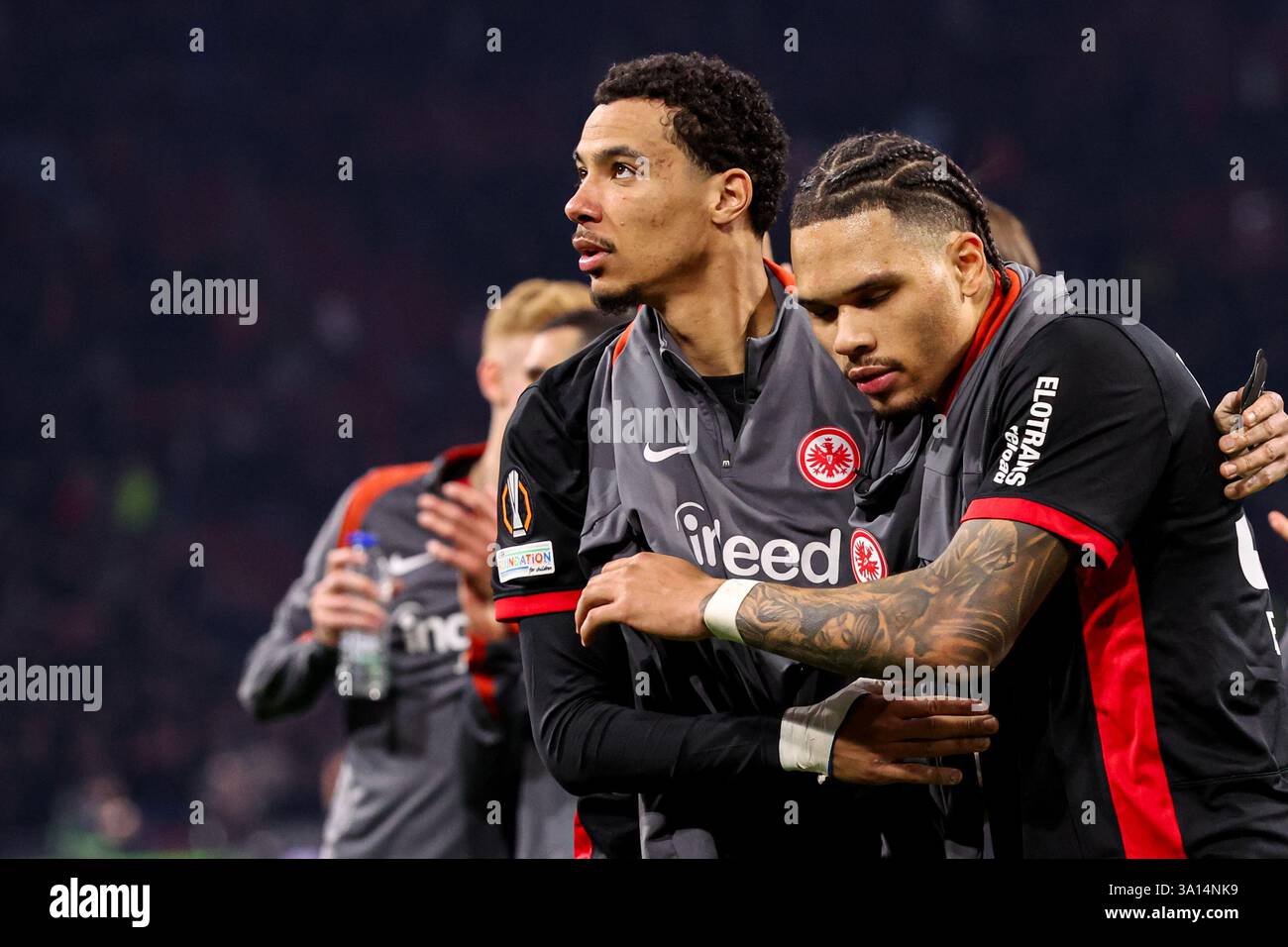 Amsterdam, Niederlande. März 2025. AMSTERDAM, NIEDERLANDE - 6. MÄRZ: Hugo Ekitike von Eintracht Frankfurt und Nnamdi Collins von Eintracht Frankfurt feiern ihre Mannschaft beim Achtelfinale der UEFA Europa League 2024/25 im ersten Leg-Spiel zwischen AFC Ajax und Eintracht Frankfurt in der Johan Cruijff Arena am 6. März 2025 in Amsterdam. (Foto: Ben Gal/Orange Pictures) Credit: Orange Pics BV/Alamy Live News Stockfoto