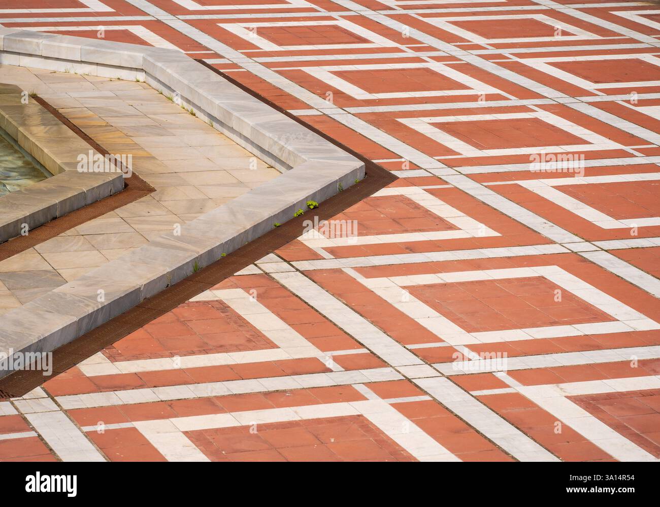 Stadtgeometrie – Moderne quadratische Formen in Braun und weiß Stockfoto