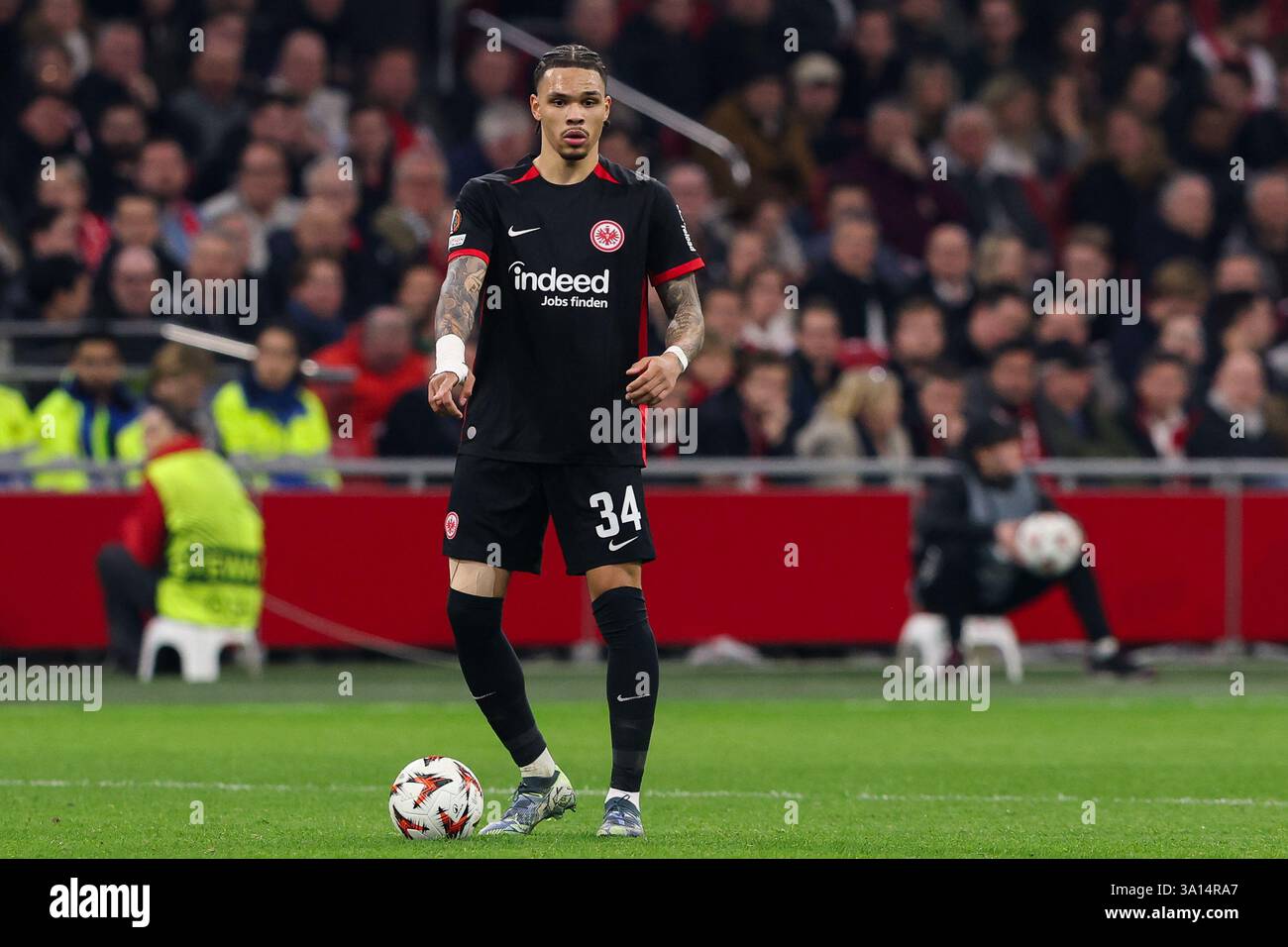 Amsterdam, Niederlande. März 2025. AMSTERDAM, NIEDERLANDE - 6. MÄRZ: Nnamdi Collins von Eintracht Frankfurt Gesten beim Achtelfinale der UEFA Europa League 2024/25 zwischen AFC Ajax und Eintracht Frankfurt in der Johan Cruijff Arena am 6. März 2025 in Amsterdam. (Foto von Hans van der Valk/Orange Pictures) Credit: Orange Pics BV/Alamy Live News Stockfoto