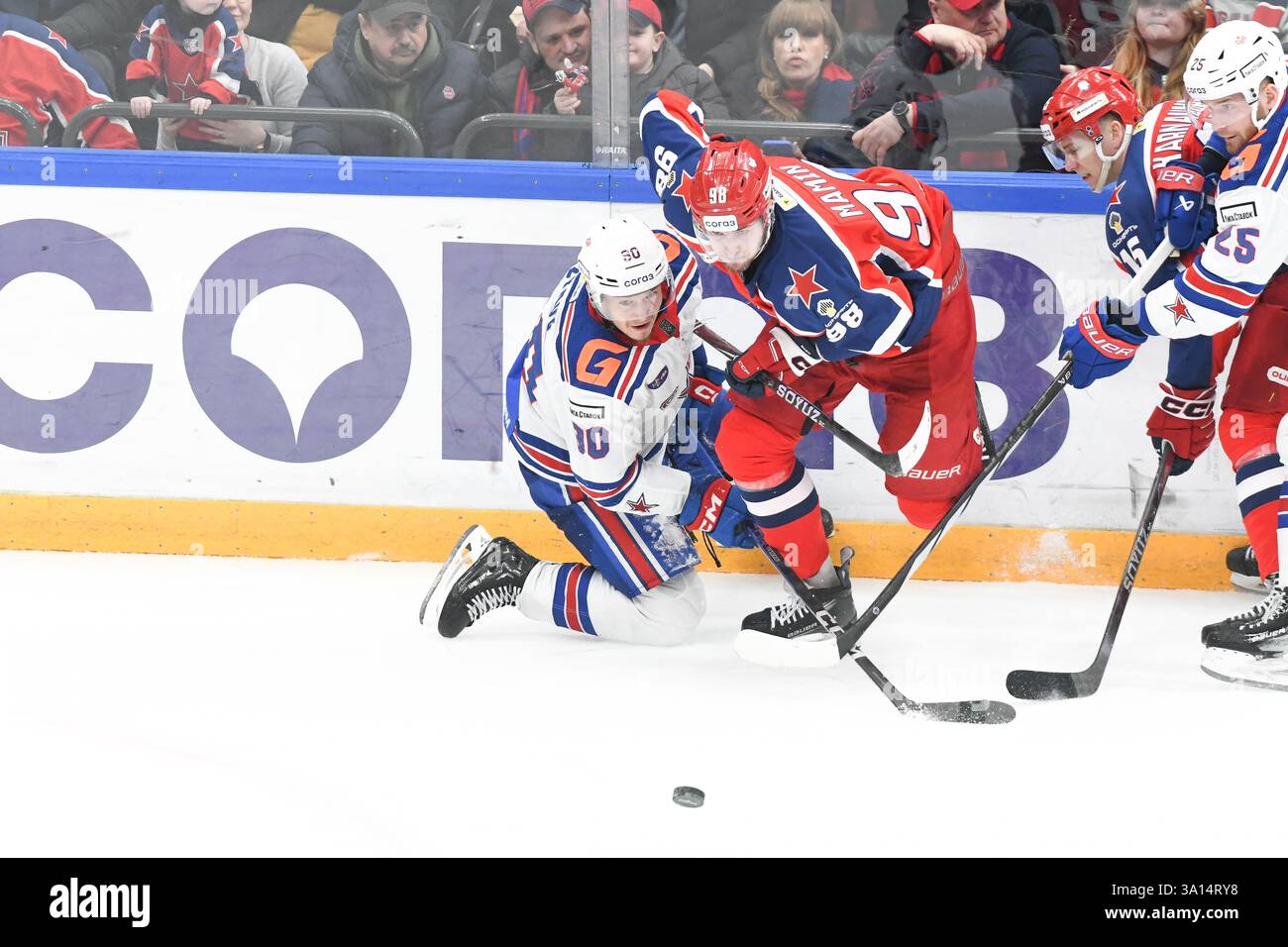 Maxim Mamin (98) CSKA Moscow Hockey Club in Aktion während des Hockeyspiels Kontinental Hockey League 2024/2025 zwischen CSKA Moskau und SKA Sankt Petersburg in der Arena CSKA. (Endpunktzahl: CSKA Moskau 2:3 SKA Sankt Petersburg) Stockfoto