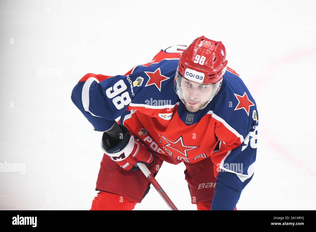 Maxim Mamin (98) CSKA Moscow Hockey Club in Aktion während des Hockeyspiels Kontinental Hockey League 2024/2025 zwischen CSKA Moskau und SKA Sankt Petersburg in der Arena CSKA. (Endpunktzahl: CSKA Moskau 2:3 SKA Sankt Petersburg) Stockfoto