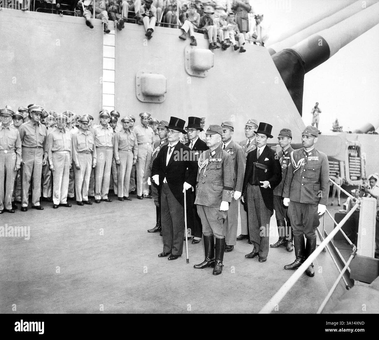 Japanische Kapitulationsunterzeichner kommen an Bord der USS Missouri an, um an Kapitulationszeremonien teilzunehmen, Tokyo Bay, Japan, US Army Signal Corps, 2. September 1945 Stockfoto