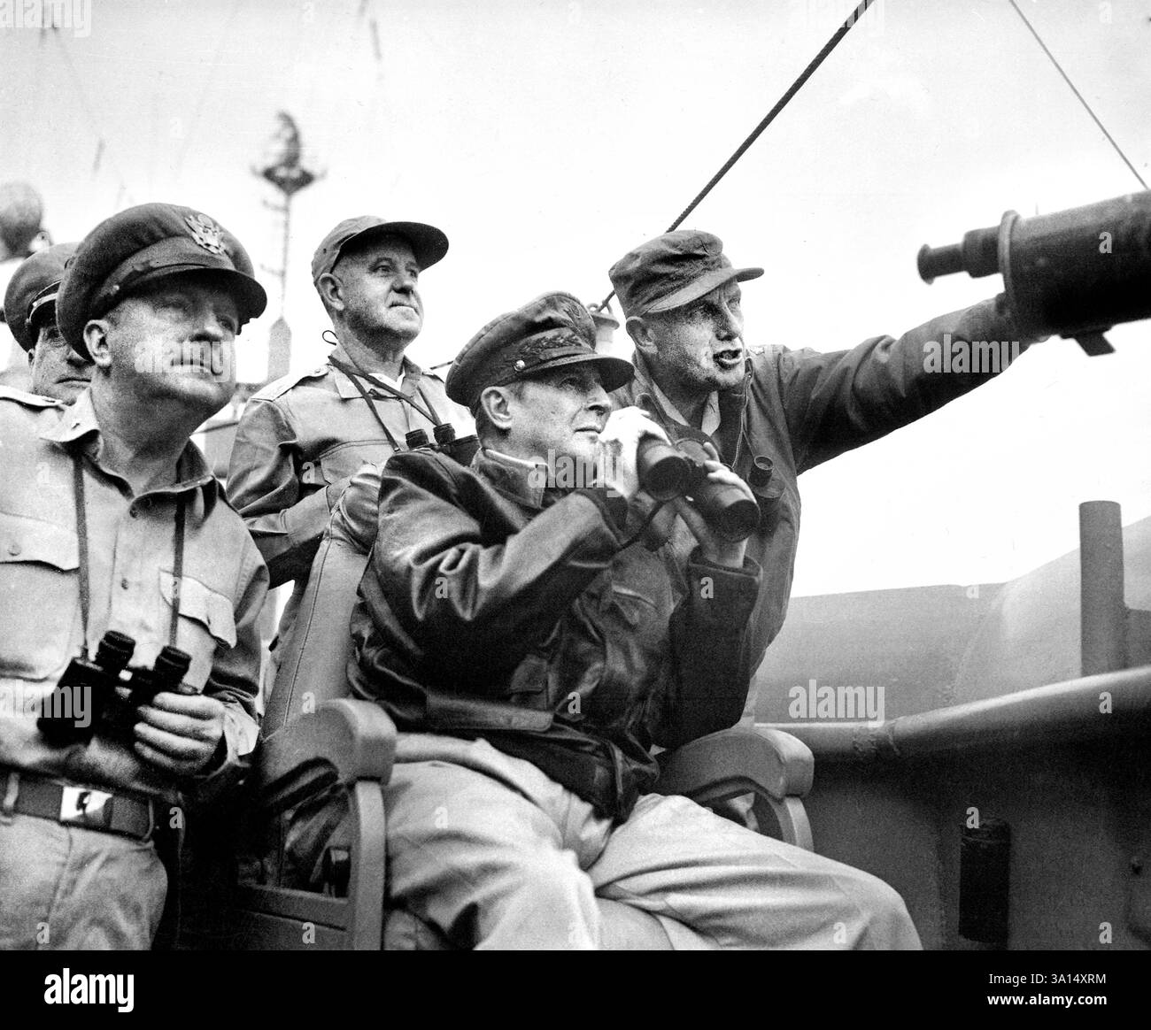 US-Brigadegeneral Courtney Whitney; US-General Douglas MacArthur, Oberbefehlshaber der Vereinten Nationen; und US-Major General Edward Almond, der die Bombardierung von Inchon vom US-Mt. McKinley, Signal Corps der US-Armee, 15. September 1950 Stockfoto