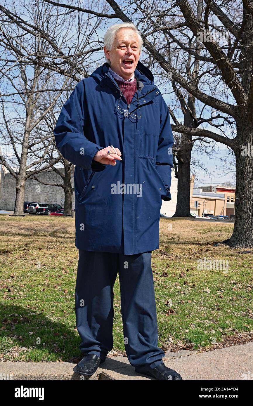 MARION KANSAS, USA - 6. MÄRZ 2025 Redakteur der Marion County Record Zeitung ERIC MEYER spricht mit der Presse, nachdem er an einer weiteren Gerichtsverhandlung über seine Strafanzeige über die Erlangung offener Textnachrichten von der Polizeibehörde als Teil seiner Klage wegen der rechtswidrigen Übergriffe auf sein Zeitungsbüro vor zwei Jahren teilgenommen hat. Stockfoto