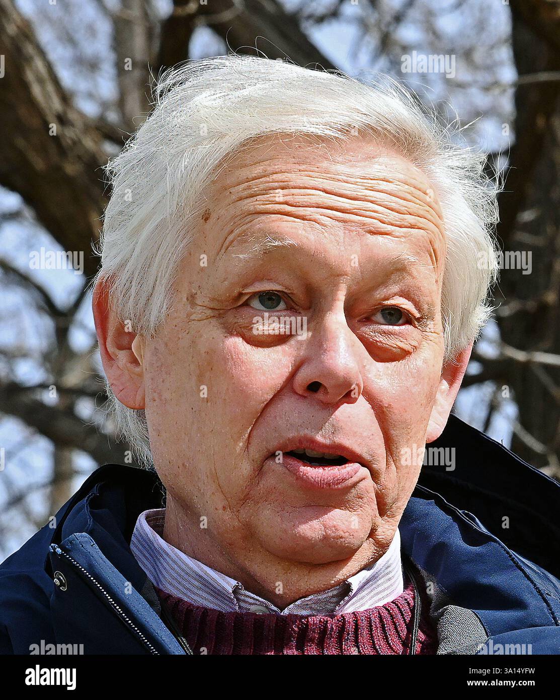 MARION KANSAS, USA - 6. MÄRZ 2025 Redakteur der Marion County Record Zeitung ERIC MEYER spricht mit der Presse, nachdem er an einer weiteren Gerichtsverhandlung über seine Strafanzeige über die Erlangung offener Textnachrichten von der Polizeibehörde als Teil seiner Klage wegen der rechtswidrigen Übergriffe auf sein Zeitungsbüro vor zwei Jahren teilgenommen hat. Stockfoto