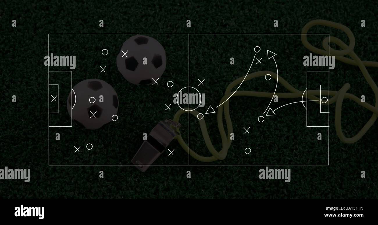 Fußball-Strategie-Bild über dem Spielfeld mit Bälle, Pfeife und Trainingsseil Stockfoto