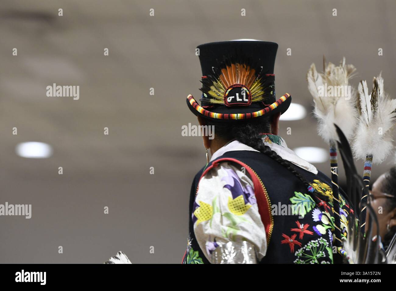Amerikanischer Ureinwohner, gekleidet in traditioneller Sitte, mit Derby-Hut Stockfoto