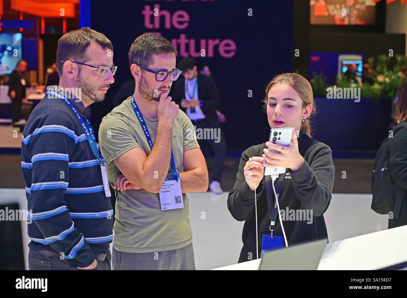 Eine Gastgeberin zeigt zwei Männern das Galaxy S25 Ultra, das neueste Modell der Marke Samsung, während des Mobile World Congress. Der Mobile World Congress (MWC) 2025, der seit letztem Montag in der Gran Via in Fira de Barcelona stattfindet, hat diesen Donnerstag mit insgesamt 109.000 Teilnehmern geschlossen, 7,9 % mehr als die 101.000, berichtet GSMA in einer Erklärung. John Hoffman, CEO von GSMA, sagte, dass in diesem Jahr „klar gesehen wurde, mit welcher Geschwindigkeit Technologie die Welt neu gestaltet“, und dass die Diskussionen den Ton für das nächste Jahr bestimmen werden. (Foto: Ramon Costa/SOPA Images/SIPA USA Stockfoto