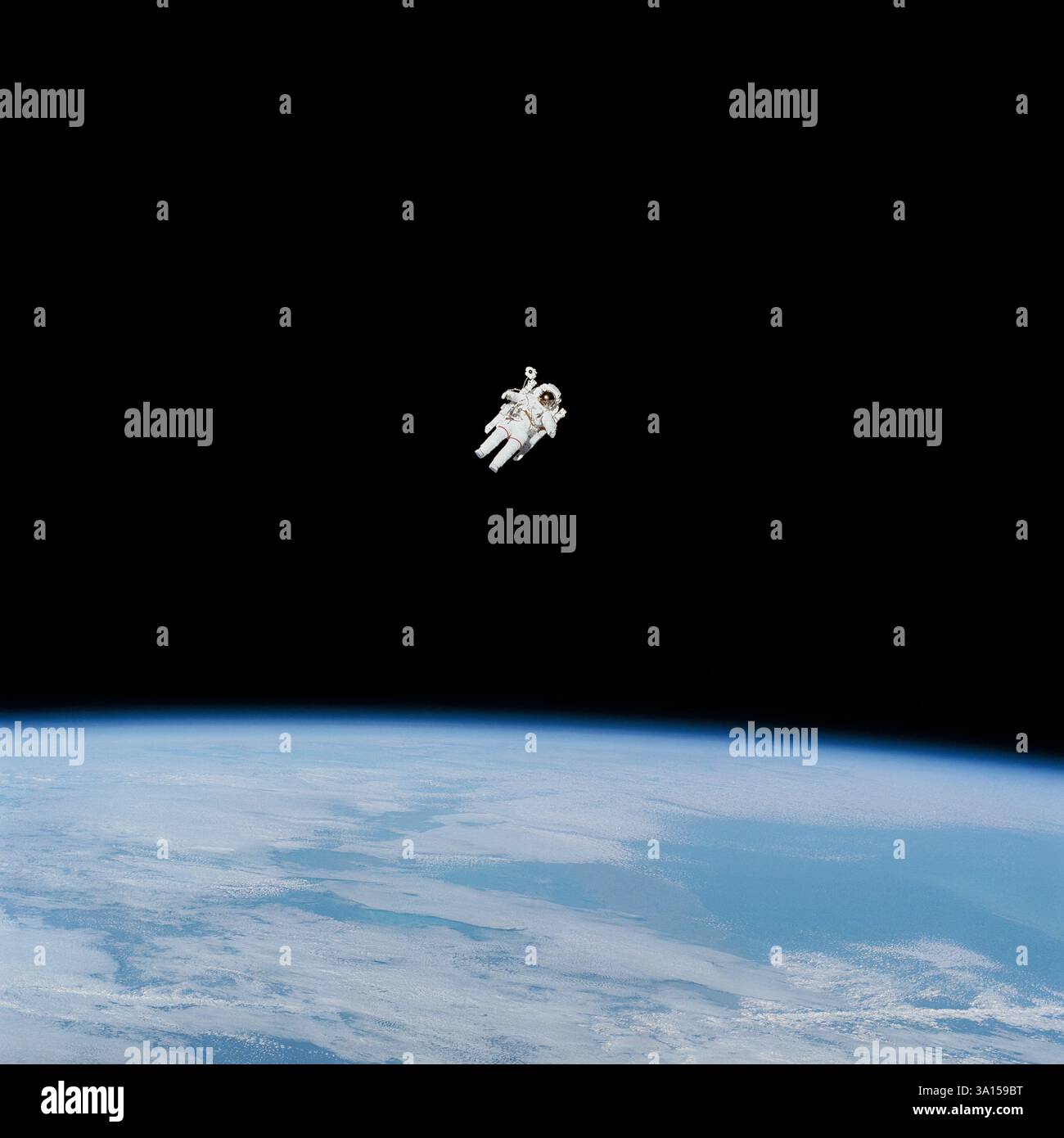 Der Astronaut Bruce McCandless II führt den ersten ungefesselten Raumspaziergang durch und testet die Manövriereinheit (MMU) während der STS-41B Mission im Februar Stockfoto