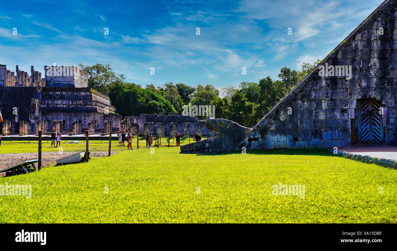 Seitenansicht - Maya-Schlangengott, Kukulcan-Skulptur auf den Stufen der El Castilo-Pyramide, sichtbar während der Frühlingsequinox in Chichen Itza, Mexiko Stockfoto