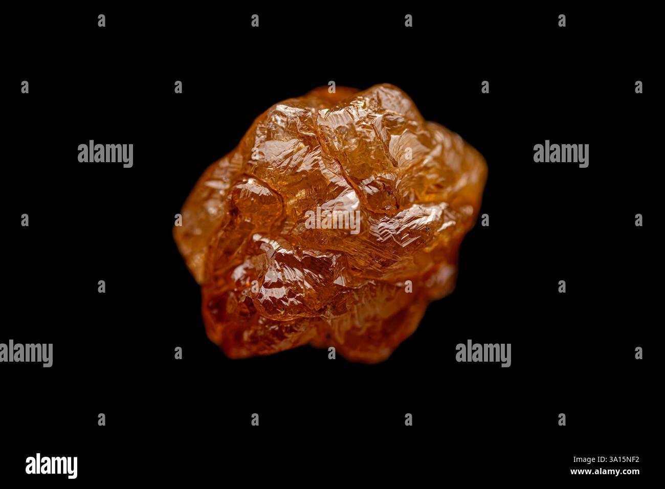 Nahaufnahme natürlicher ungeschnittener brauner Diamant auf dunklem Hintergrund Stockfoto