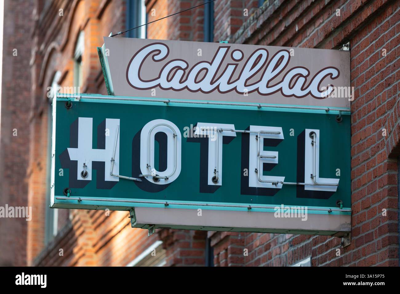 Seattle, Washington, USA. März 2025. Die Sonne untergeht über dem Klondike Gold Rush National Historical Park in Seattles Pioneer Square. Seattles Einheit des Klondike Gold Rush National Historical Park, untergebracht im Wahrzeichen Cadillac Hotel, ist eines von 34 Park Service Pachtverträgen, die die Trump-Regierung annulliert hat. Quelle: Paul Christian Gordon/Alamy Live News Stockfoto