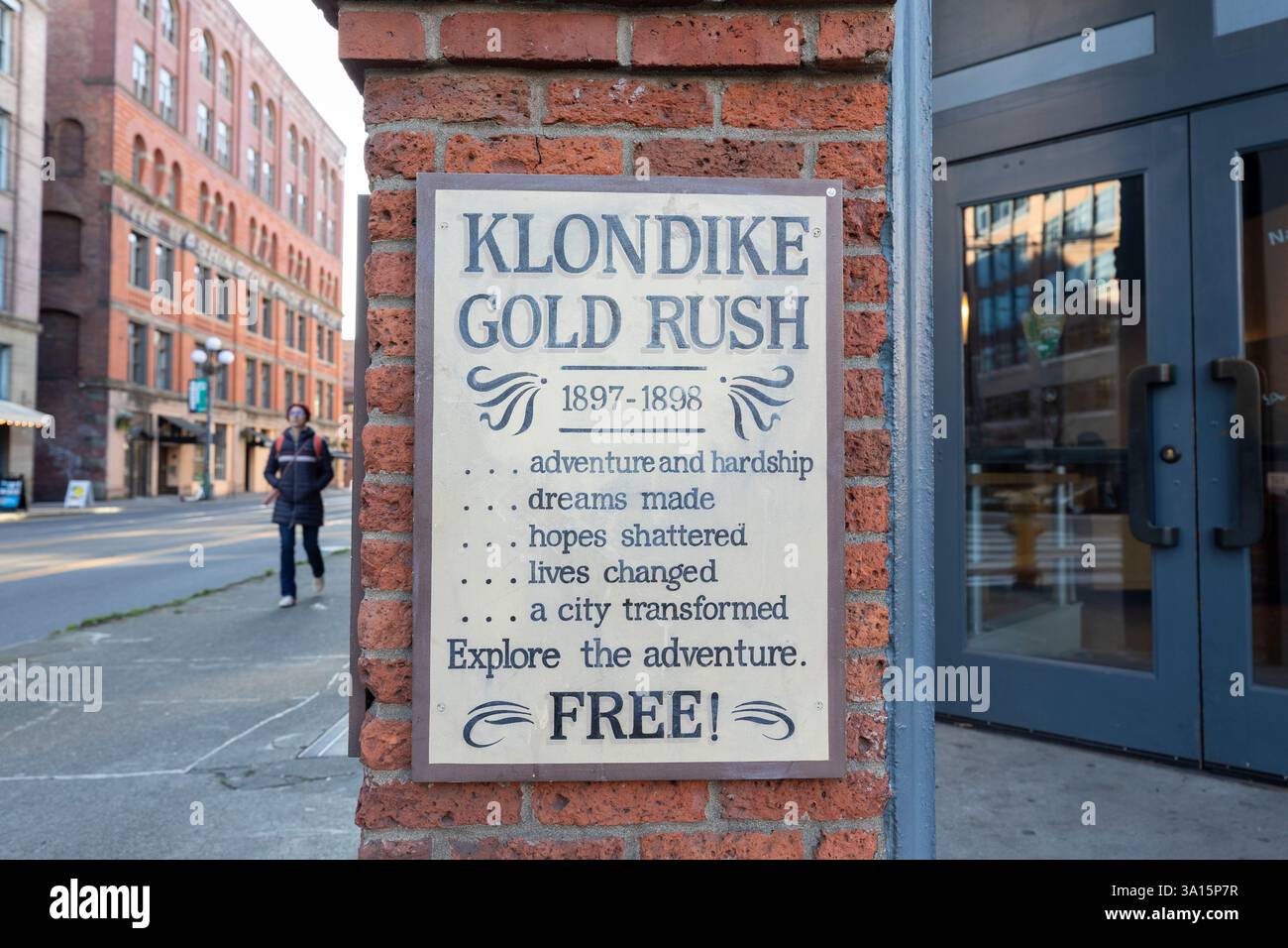 Seattle, Washington, USA. März 2025. Die Beschilderung führt Besucher zum Klondike Gold Rush National Historical Park im Stadtteil Pioneer Square von Seattle. Seattles Einheit des Klondike Gold Rush National Historical Park, untergebracht im Wahrzeichen Cadillac Hotel, ist eines von 34 Park Service Pachtverträgen, die die Trump-Regierung annulliert hat. Quelle: Paul Christian Gordon/Alamy Live News Stockfoto