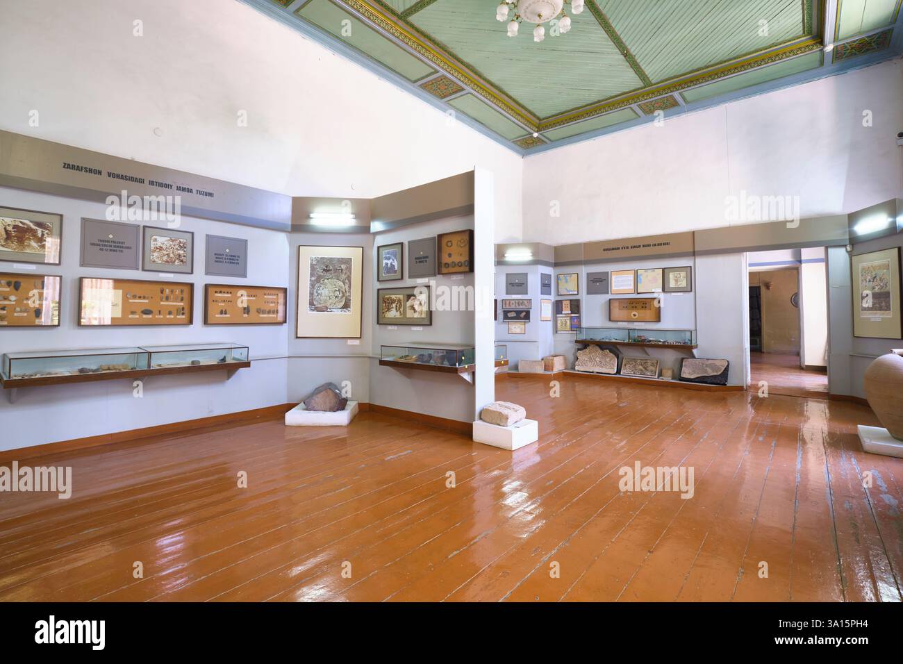 Eine Ausstellung von Fossilien, Geologie, antiken Objekten. Im Museum für Regionalstudien, Usbekisches Jüdisches Museum in Samarkand, Usbekistan. Stockfoto