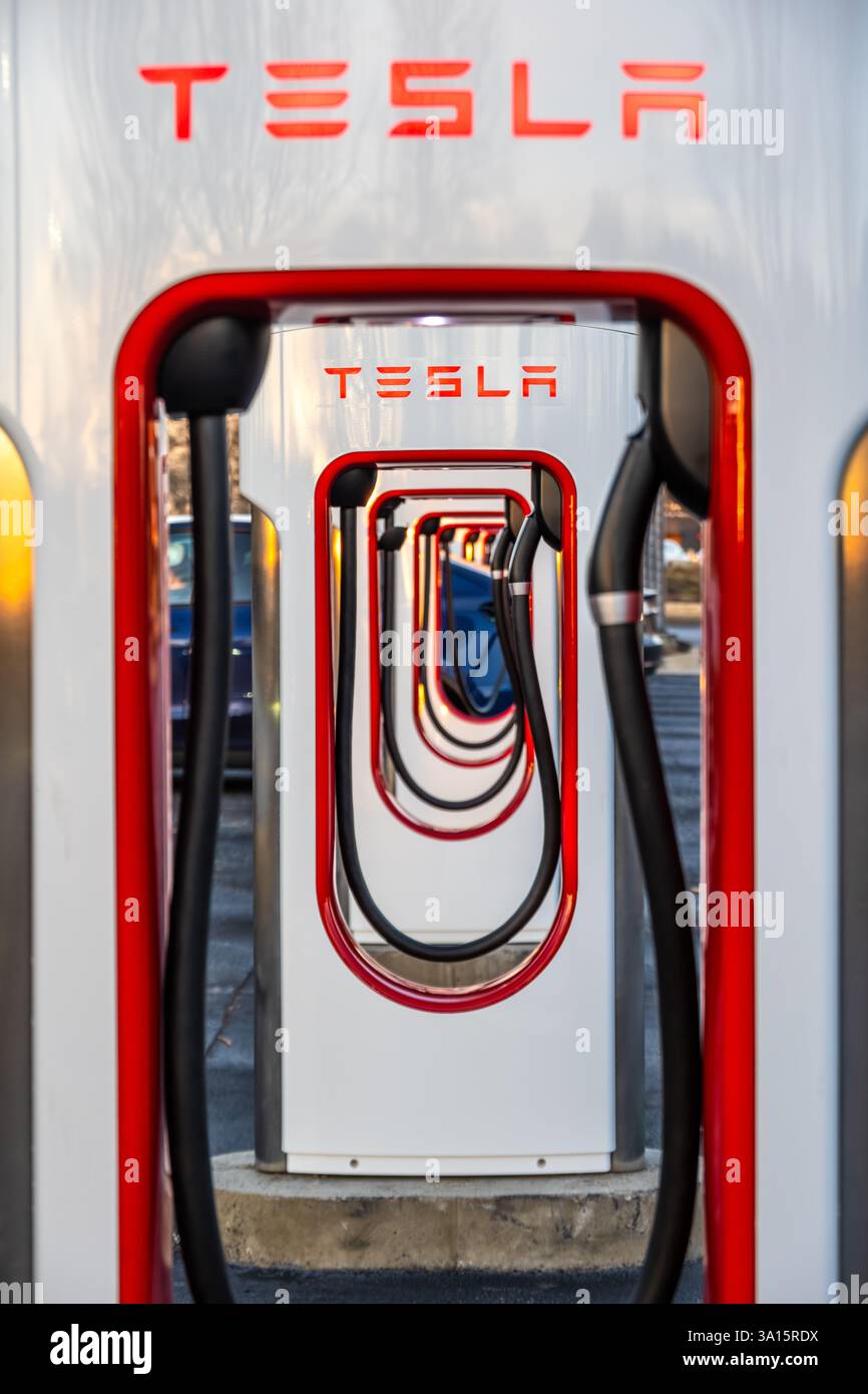Tesla Superchargers bei Sonnenuntergang in Buford, Georgia. (USA) Stockfoto