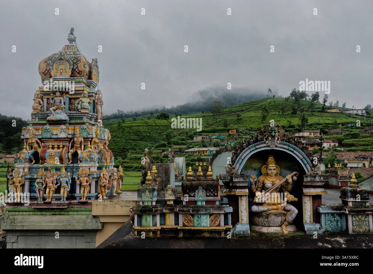 Hindu Kovil im nebeligen Teeland auf dem Pekoe Trail, Nuwara Eliya, Sri Lanka Stockfoto