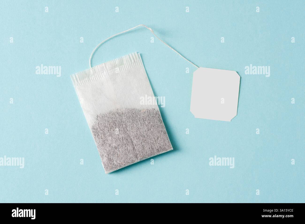 Draufsicht des Teebeutels auf blauem Hintergrund Stockfoto