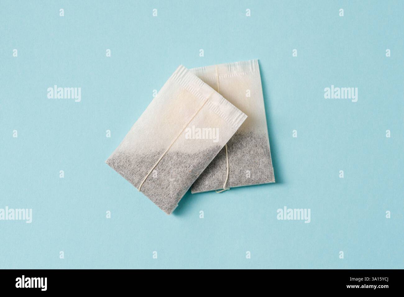 Draufsicht des Teebeutels auf blauem Hintergrund Stockfoto