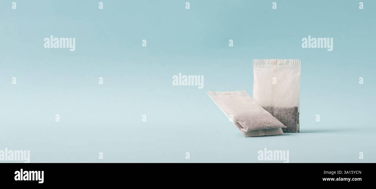 Draufsicht des Teebeutels auf blauem Hintergrund Stockfoto