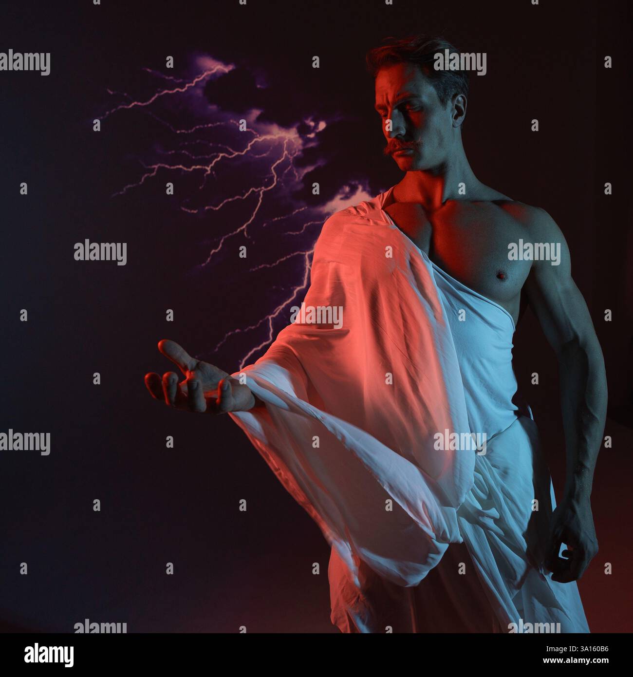 Eine muskulöse, athletische Figur, die Zeus verkörpert, Blitzschläge in der Hand und ein rotes Warnlicht symbolisiert Stärke, Macht und mythische Herrschaft. Stockfoto