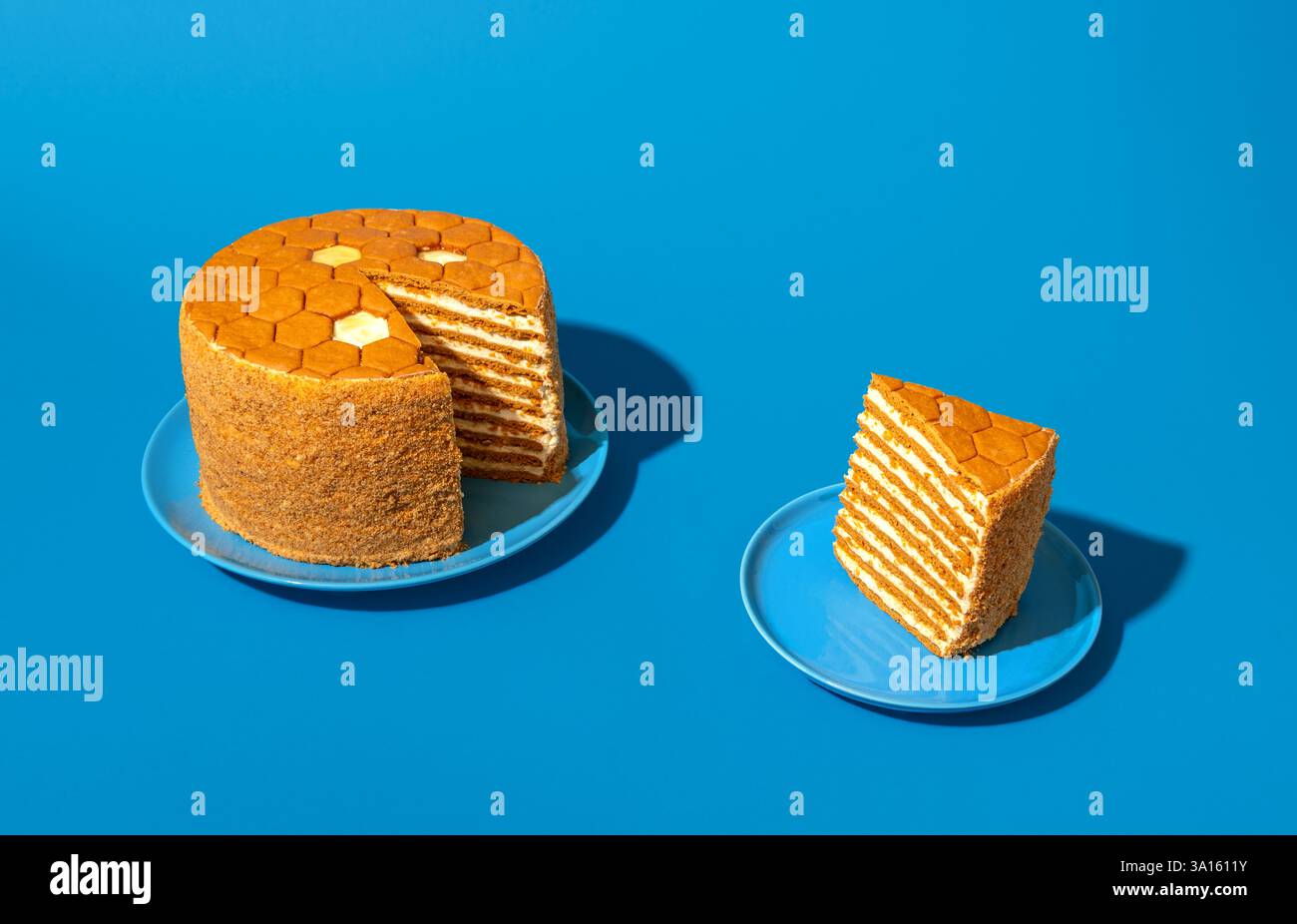 Medovik, hausgemachter Honig-Lagen-Kuchen, isoliert auf blauem Hintergrund Stockfoto