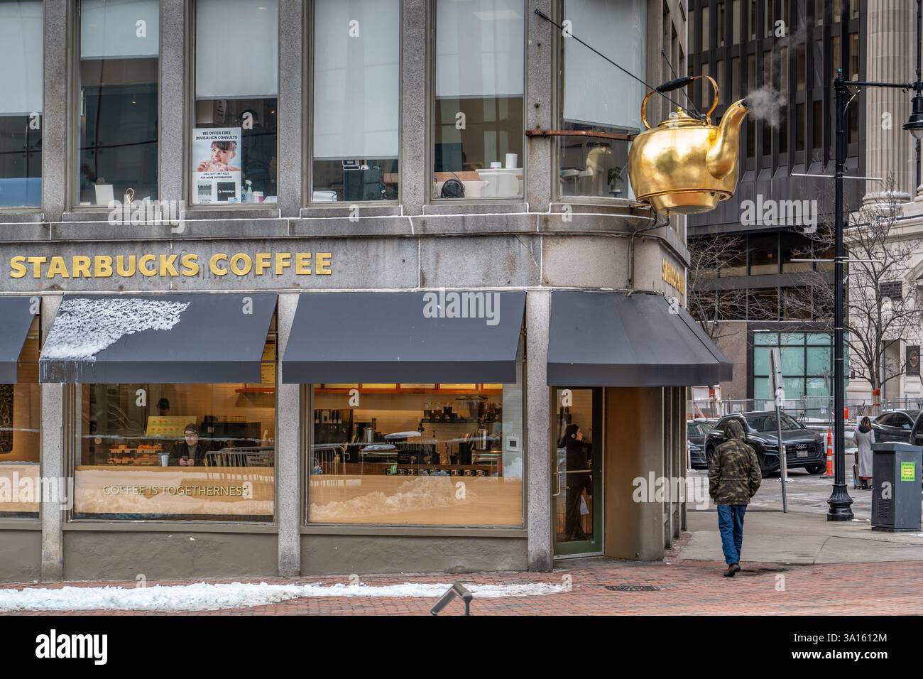 Boston, MA, USA - 12. Februar 2025 - der Golden Teekessel, auch bekannt als Dampfkessel, hängt über dem Eingang des Starbucks Coffee Shops in der Court Street in Bos Stockfoto