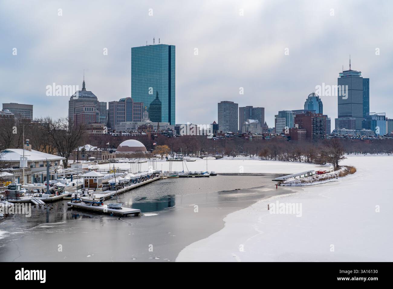 Boston, MA, USA - 12. Februar 2025 - Blick auf die Skyline von Boston und die Wolkenkratzer im Winter hinter dem Charles River von der Longfellow Bridge aus, die in die Brücke eingedeckt ist Stockfoto