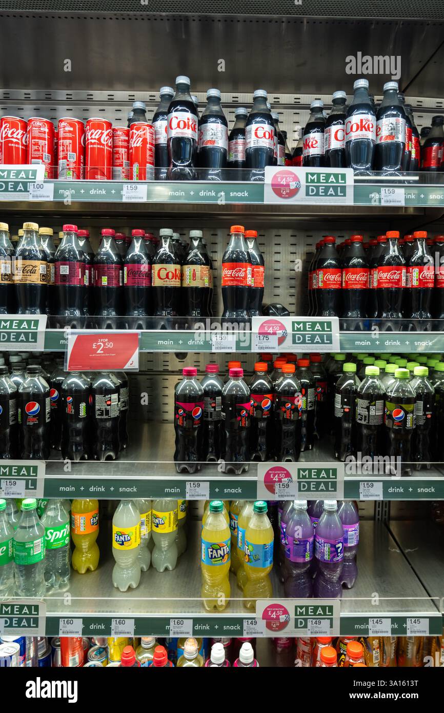 London, England, 11. Juli 2023, Ein Supermarkt-Regal zeigt eine Auswahl an alkoholfreien Getränken, die eine Vielzahl von erfrischenden Angeboten für die Kunden bieten. Stockfoto