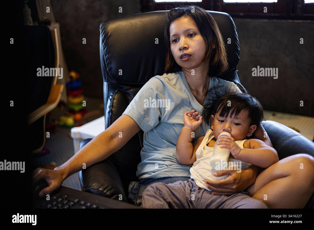Arbeitende Mutter mit Kleinkind, das nirgendwo hingeht, Hintergrund für Werbung und Hintergrundbilder in der Arbeits- und Getränkeszene. Stockfoto Arbeitende Mutter mit Kleinkind, das nirgendwo hingeht, Hintergrund für Werbung und Hintergrundbilder in der Arbeits- und Getränkeszene. Stockfoto