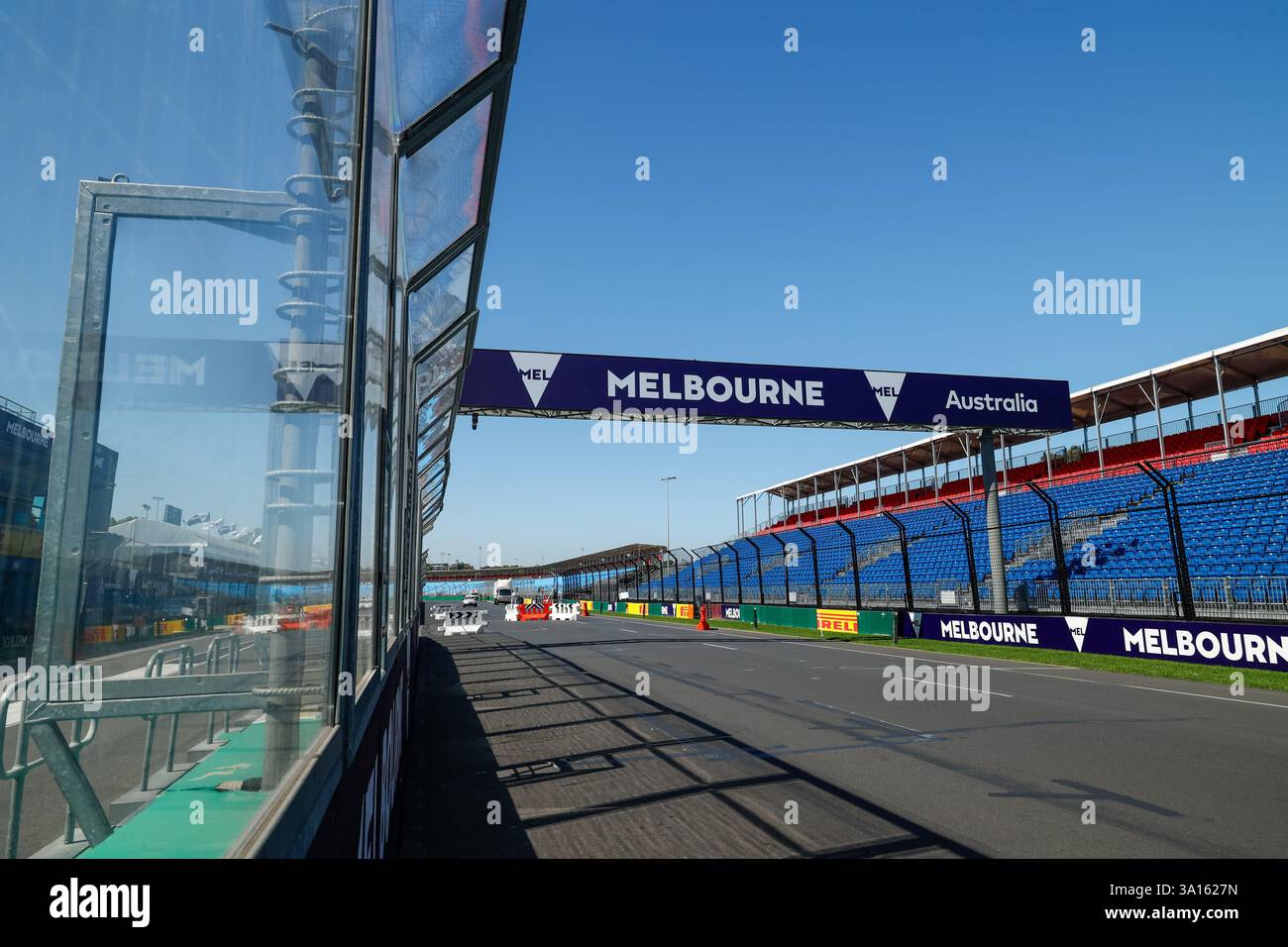 Melbourne, Australien. März 2025. Auf dem Albert Park Grand Prix Circuit für den Formel 1 Grand Prix von Australien 2025, der vom 13. Bis 16. März stattfindet, werden die Rennstrecken vorbereitet. Quelle: SOPA Images Limited/Alamy Live News Stockfoto