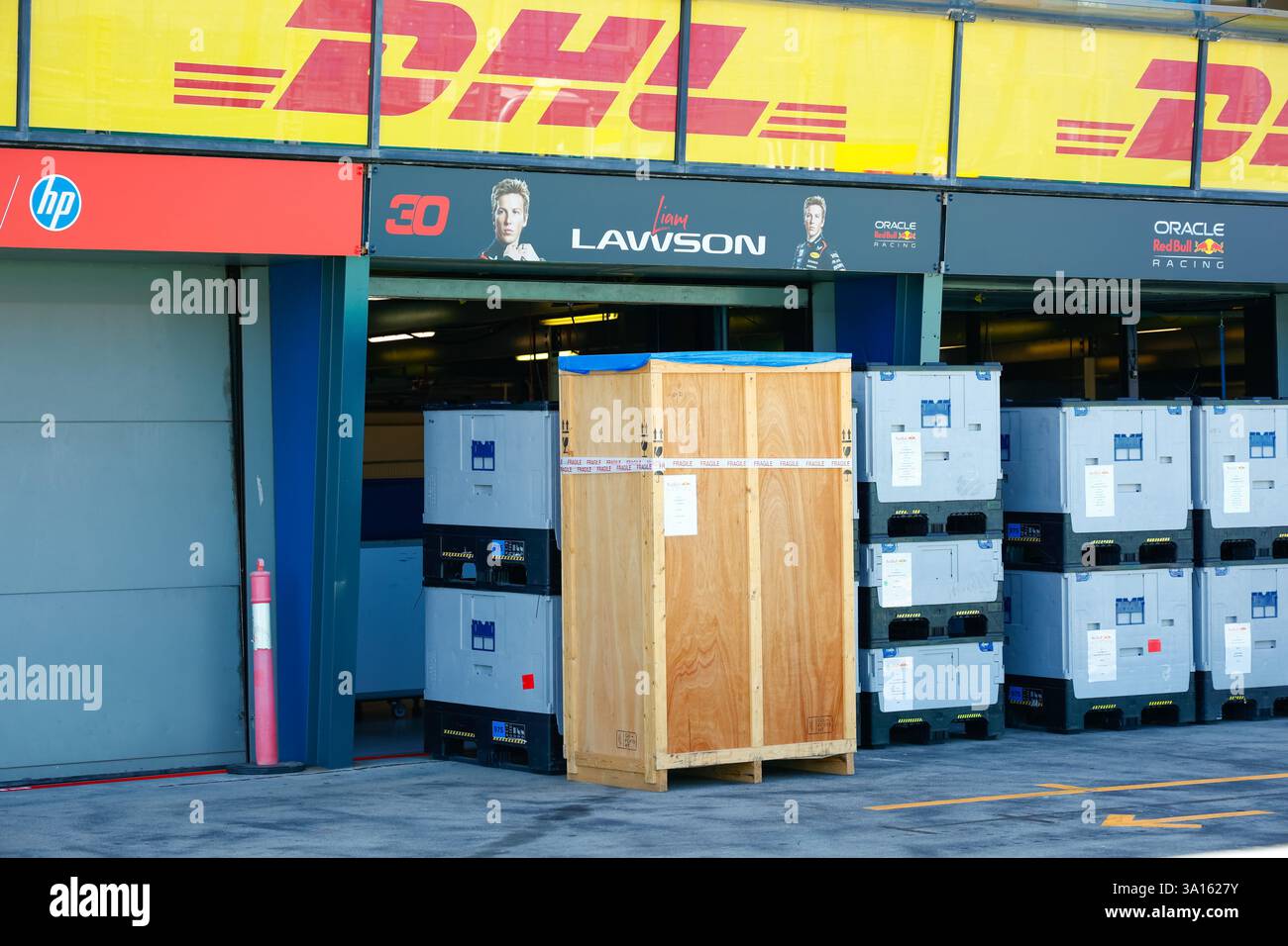 Melbourne, Australien. März 2025. Die Garage des neuseeländischen Liam Lawson und des Oracle Red Bull Racing Teams ist abgebildet, während die Vorbereitungen auf der Albert Park Grand Prix Circuit für den Formel 1 Grand Prix von Australien 2025 laufen, der vom 13. Bis 16. März stattfindet. Quelle: SOPA Images Limited/Alamy Live News Stockfoto