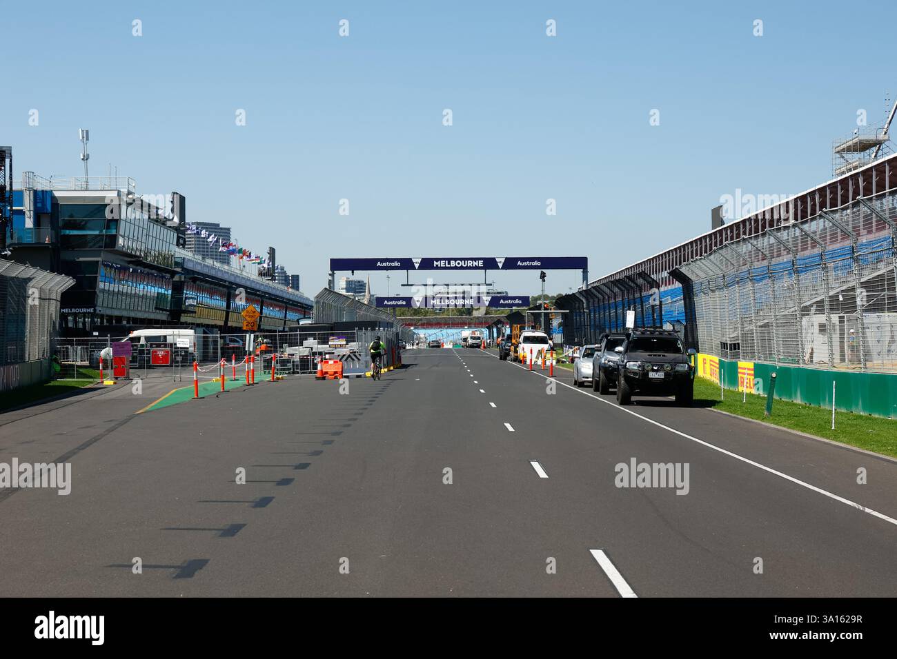 Melbourne, Australien. März 2025. Auf dem Albert Park Grand Prix Circuit für den Formel 1 Grand Prix von Australien 2025, der vom 13. Bis 16. März stattfindet, werden die Rennstrecken vorbereitet. Quelle: SOPA Images Limited/Alamy Live News Stockfoto