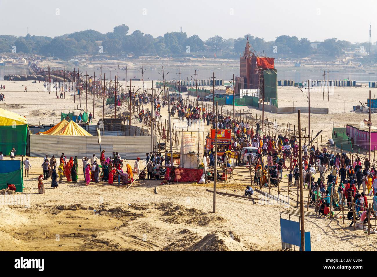 heilige Versammlung in maha kumbha mela 2025 in Prayagraj uttar pradesh indien Stockfoto
