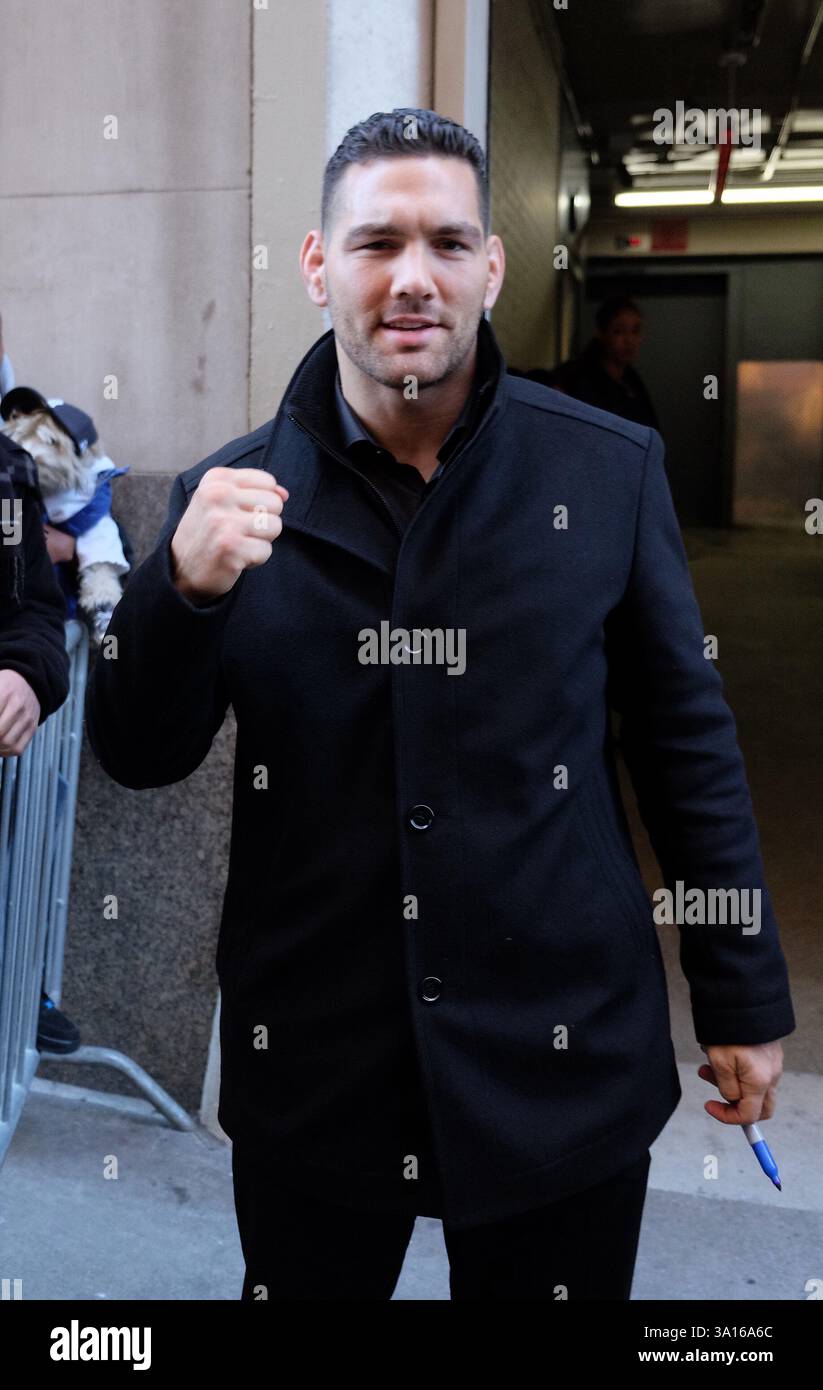 UFC-Mittelgewichtsmeister Chris Weidman trat am 4. Dezember 2015 bei HuffPost Live in New York auf Stockfoto