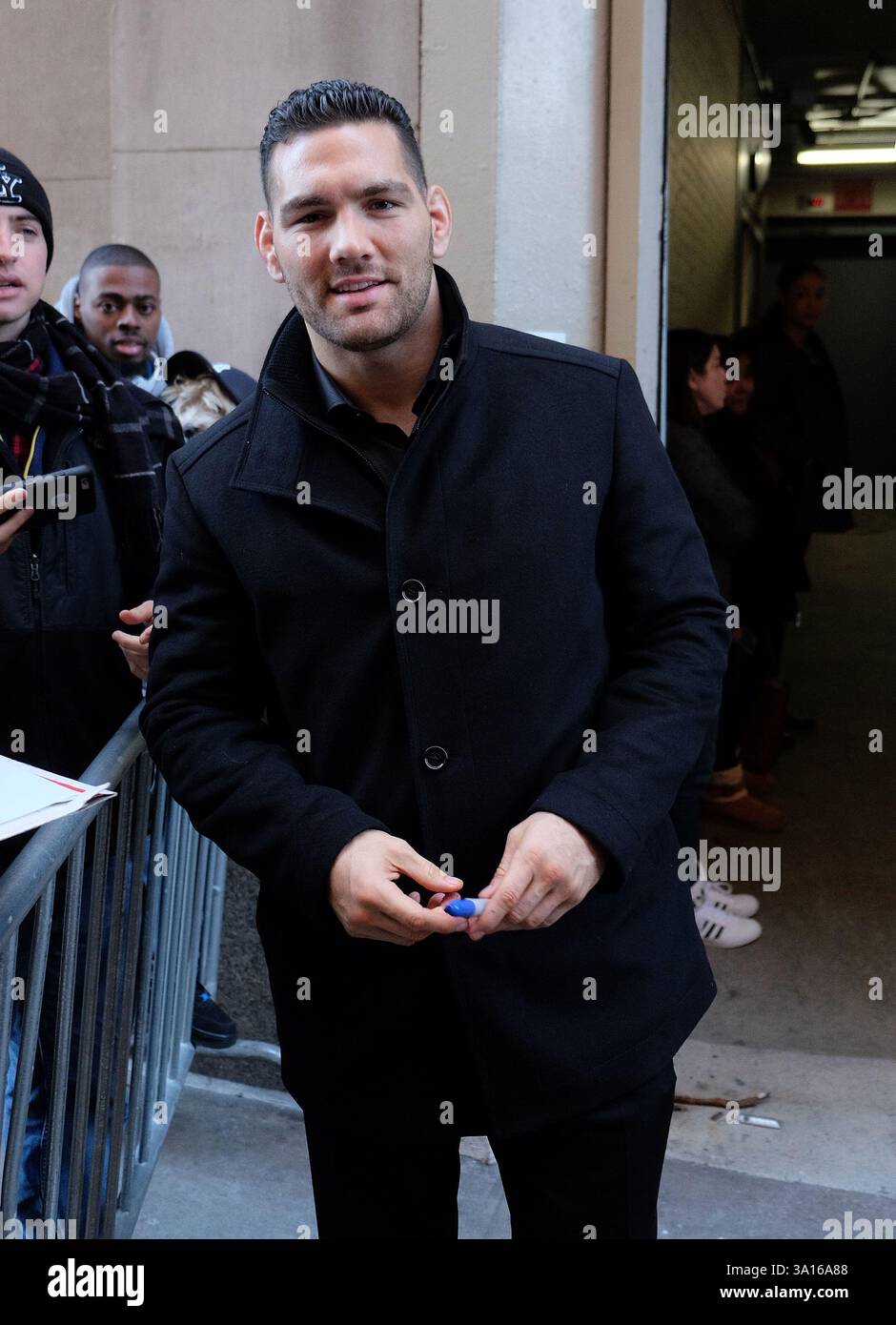 UFC-Mittelgewichtsmeister Chris Weidman trat am 4. Dezember 2015 bei HuffPost Live in New York auf Stockfoto