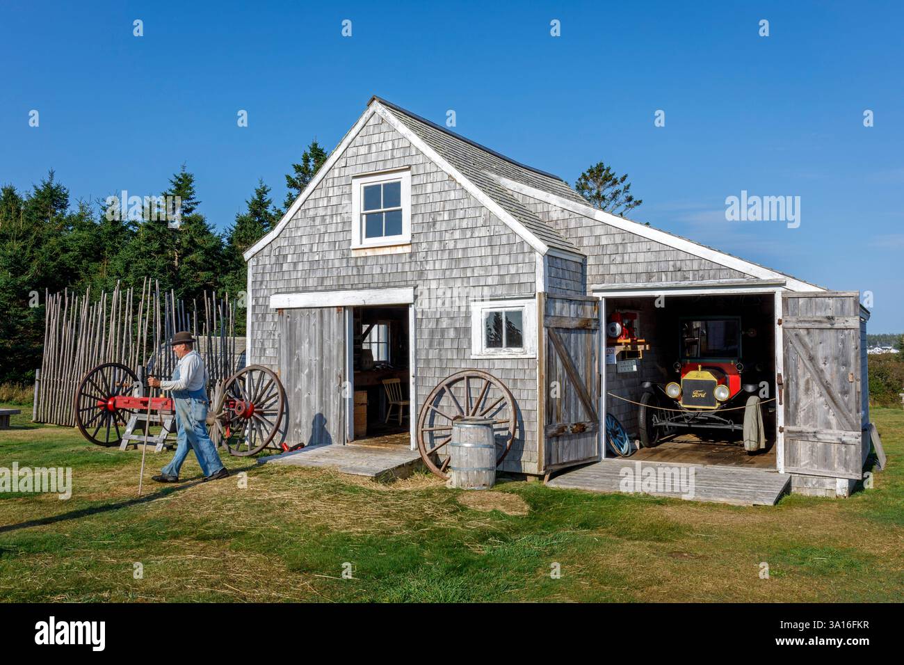 Kanada, Provinz Nova Scotia, West Pubnico, französischsprachige akadische Gemeinde, das historische akadische Dorf Nova Scotia, Scheune und altes Ford T Car Stockfoto