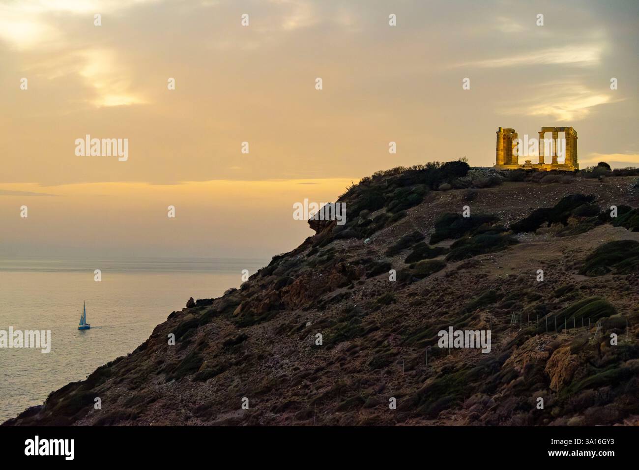 Griechenland, Attika, Kap Sounion, die Ruinen des Tempels von Poseidon, erbaut in der Mitte des 5. Jahrhunderts v. Chr. Stockfoto