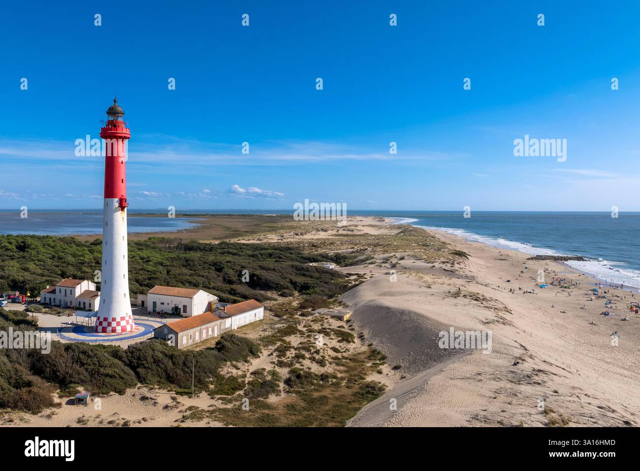 Frankreich, Charente-Maritime, Royan, La Tremblade, La Coubre Leuchtturm mit Blick auf den Strand und die wilde Küste in Richtung Pointe de la Coubre (aus der Vogelperspektive) Stockfoto