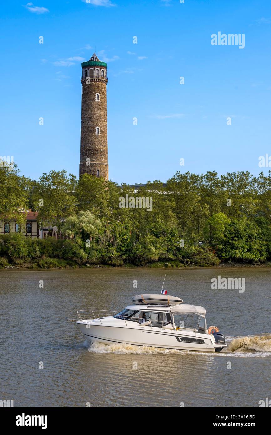 Frankreich, Loire Atlantique, Coueron, der im 19. Jahrhundert errichtete Shot Tower, 69 m hoch und als Wahrzeichen entlang der Loire genutzt Stockfoto