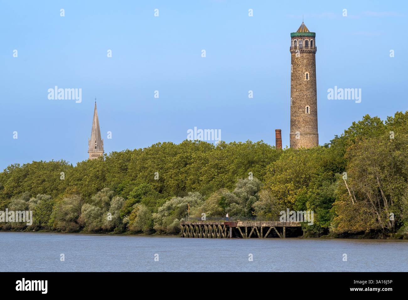 Frankreich, Loire Atlantique, Coueron, der im 19. Jahrhundert errichtete Shot Tower, 69 m hoch und als Wahrzeichen entlang der Loire genutzt Stockfoto