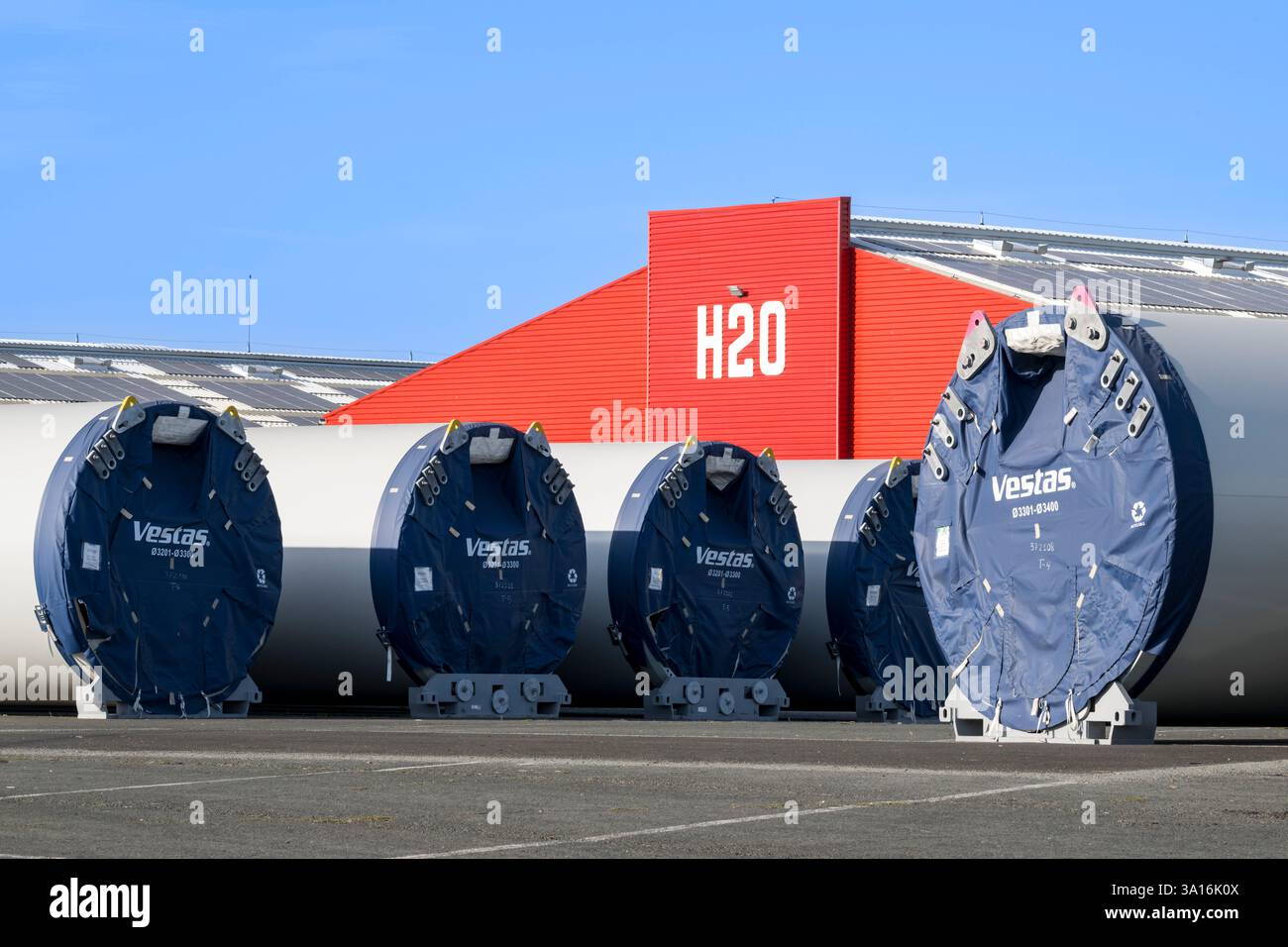 Frankreich, Charente Maritime, La Rochelle, Port Atlantique La Rochelle, Handelshafen La Pallice, Lagerung von Windkraftanlagenelementen vor der Installation Stockfoto